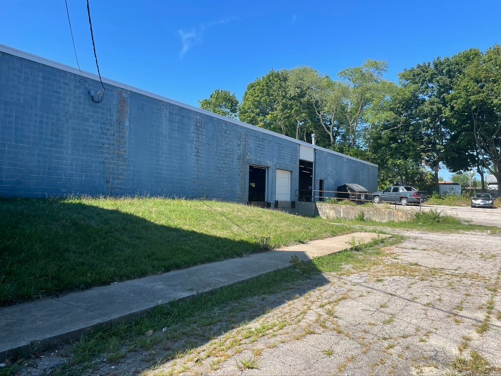 75 Tripps Ln, Riverside, RI 02915