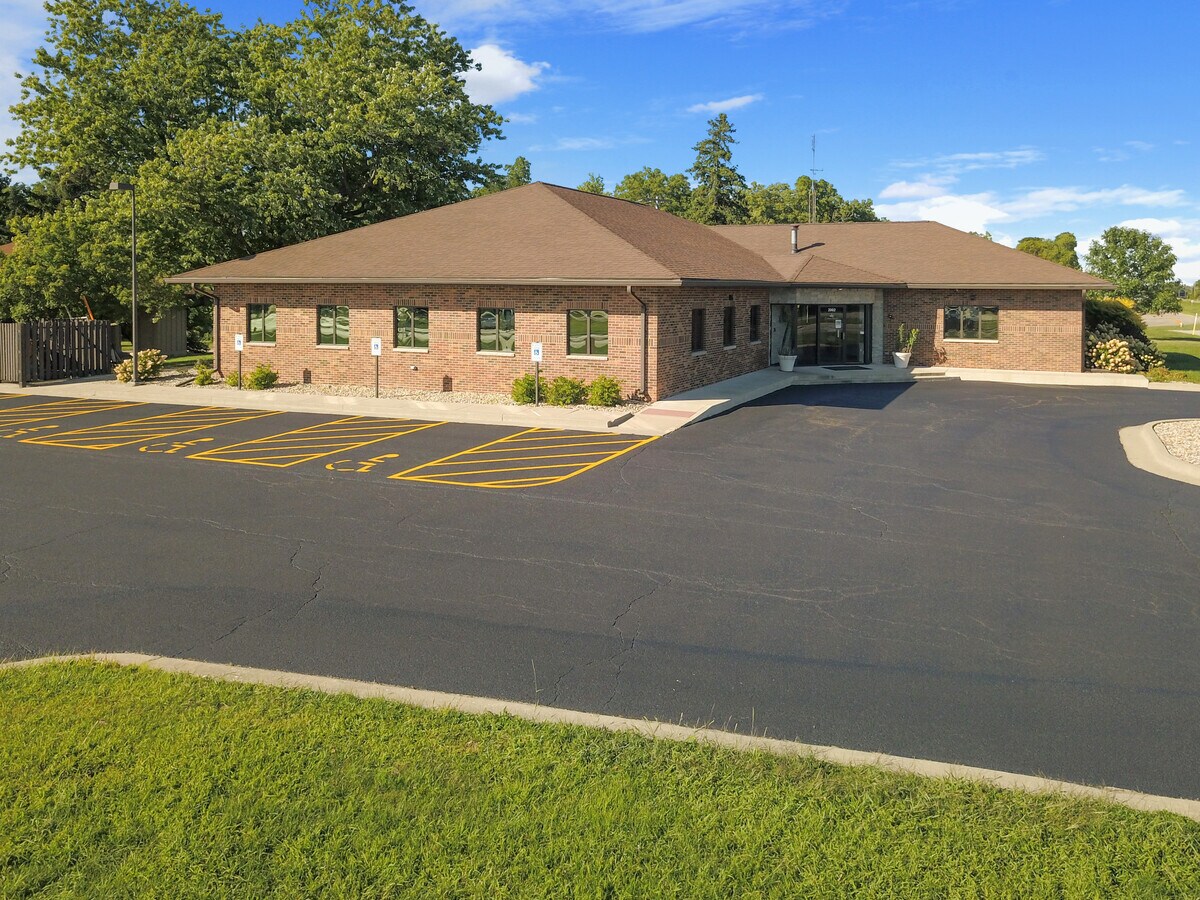 2002 Fox Creek Rd, Bloomington, IL 61701