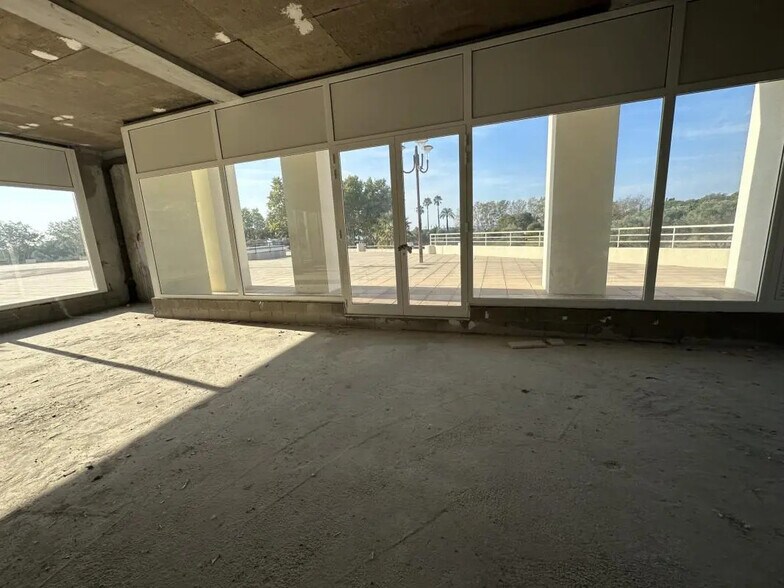 Retail in Antibes for lease - Interior Photo - Image 3 of 6