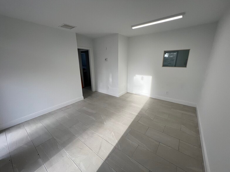 500 W Commerce Way W, Jupiter, FL for lease - Building Photo - Image 3 of 17