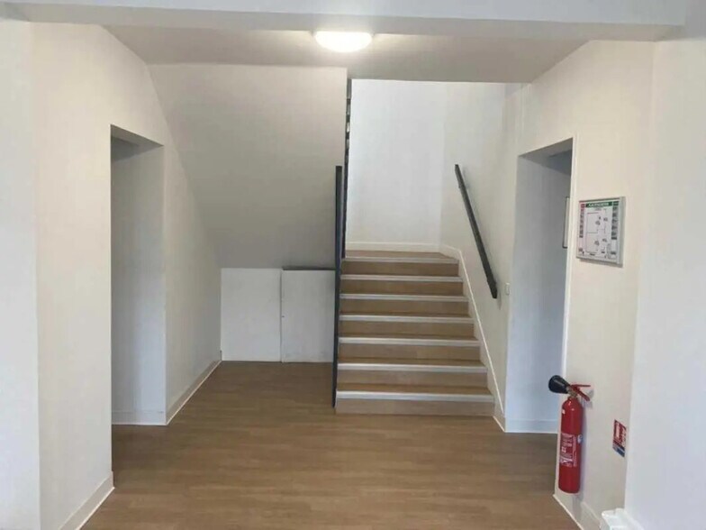 Industrial in SAINT-OUEN-L'AUMONE for lease - Interior Photo - Image 2 of 9