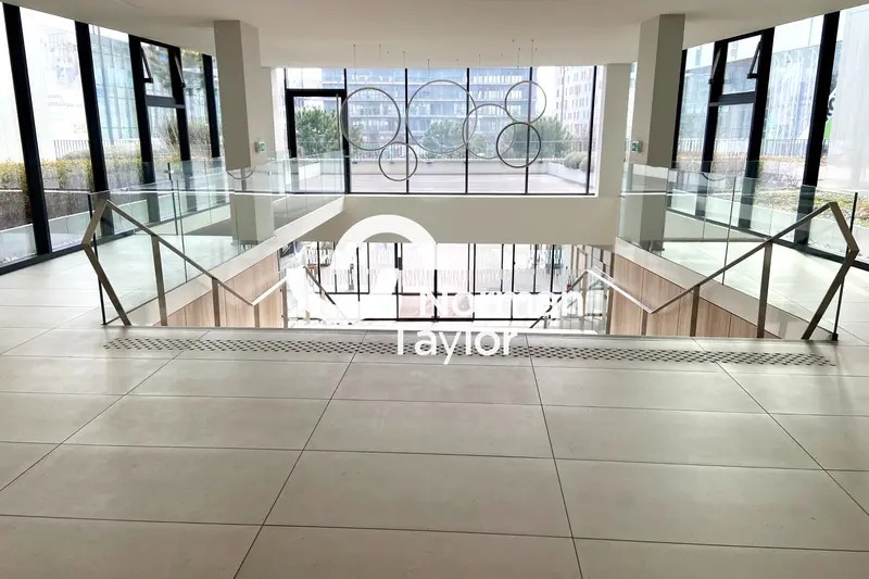 Office in Vénissieux for lease Lobby- Image 1 of 12