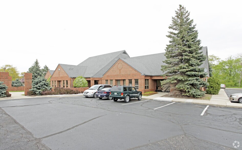 725 Barclay Cir, Rochester Hills, MI 48307