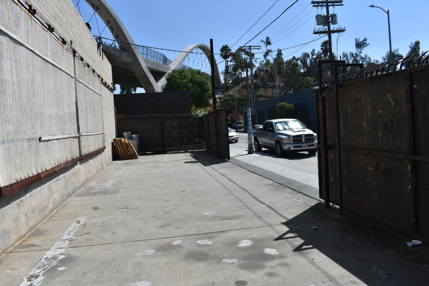 654 S Anderson St, Los Angeles, CA for lease - Building Photo - Image 2 of 20