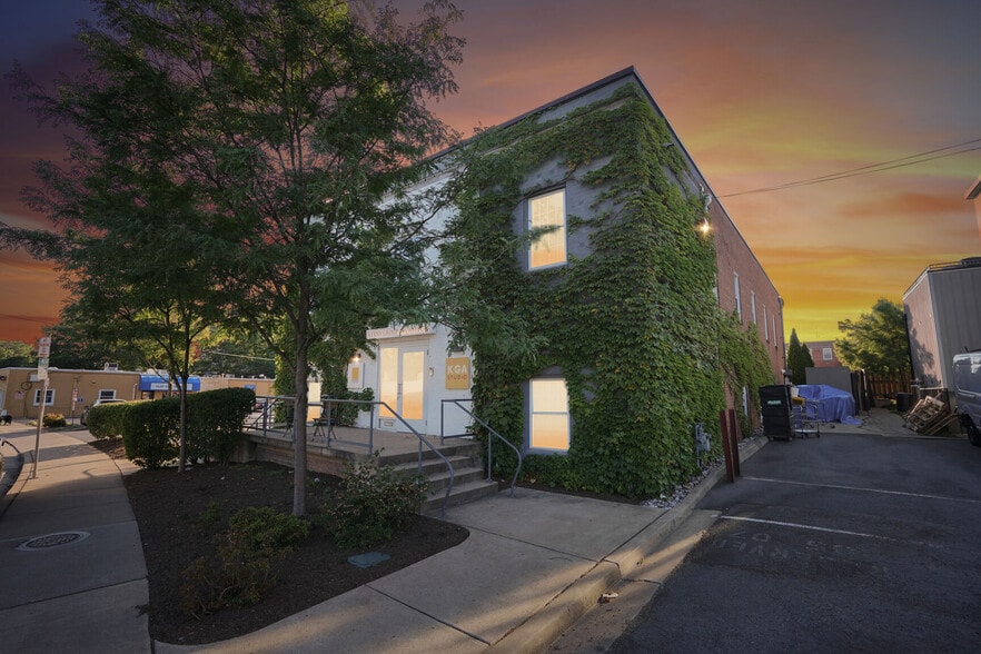 105 N Maple Ave, Falls Church, VA for sale - Building Photo - Image 1 of 16
