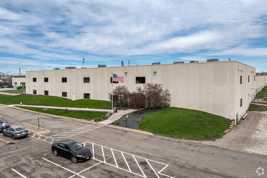 8840-8880 Evergreen Blvd NW, Coon Rapids, MN for lease - Building Photo - Image 3 of 9
