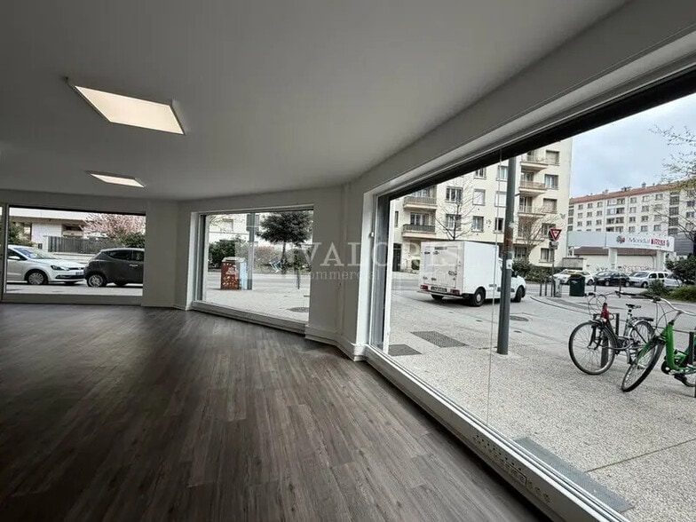 Retail in Villeurbanne for lease - Interior Photo - Image 2 of 8