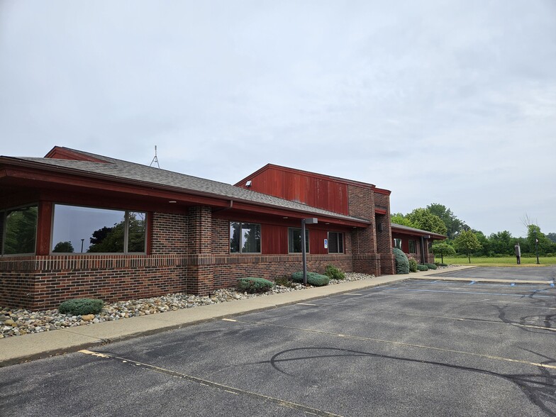 5225 Hampton Pl, Saginaw, MI for lease - Building Photo - Image 1 of 26