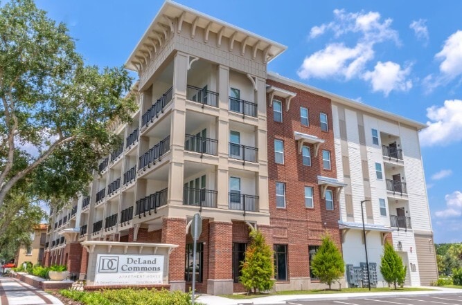 129 E Voorhis Ave, Deland, FL for lease - Building Photo - Image 2 of 2