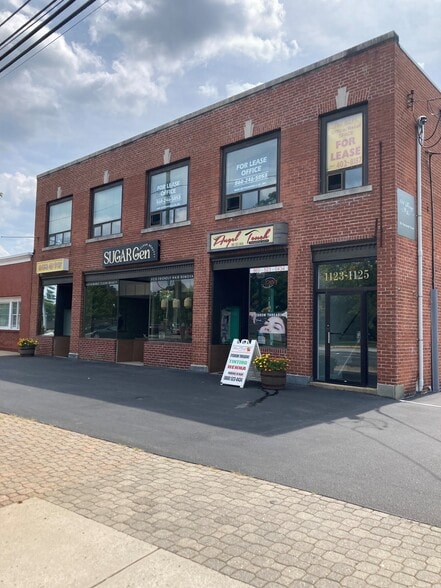 1123-1125 New Britain Ave, West Hartford, CT for lease - Building Photo - Image 1 of 5