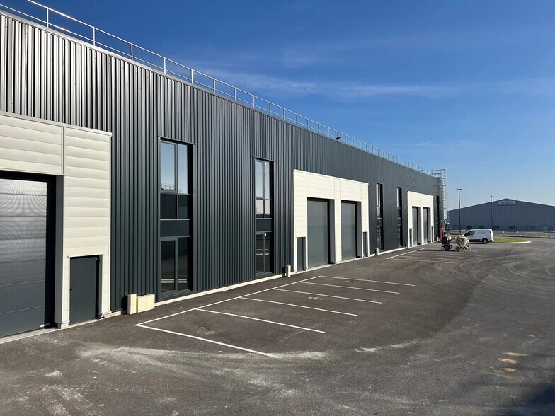 Industrial in Prunay for lease - Building Photo - Image 3 of 8