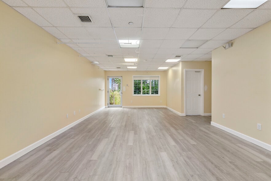 2717 Crescent St, Astoria, NY for lease - Building Photo - Image 2 of 22