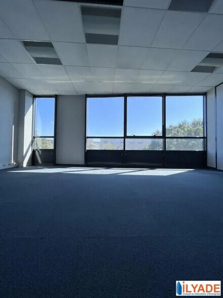 15 Avenue Andre Roussin, Marseille for lease - Interior Photo - Image 1 of 9