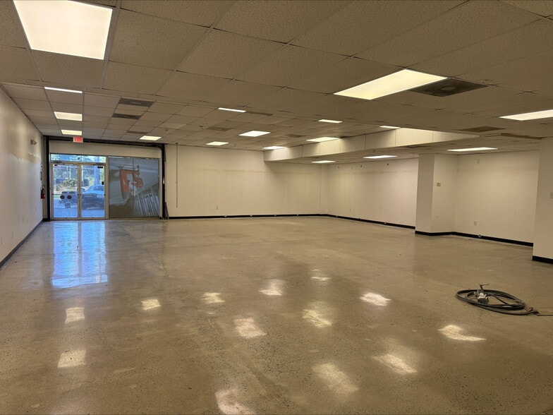 1080 N Cobb Pky, Marietta, GA for lease - Interior Photo - Image 3 of 7