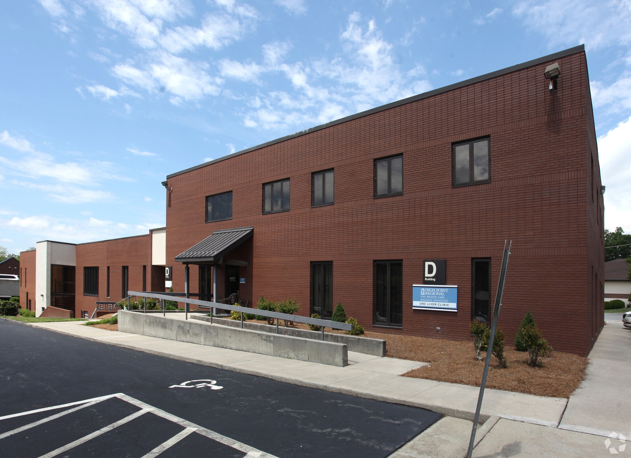 624 Quaker Ln, High Point, NC for sale Primary Photo- Image 1 of 1