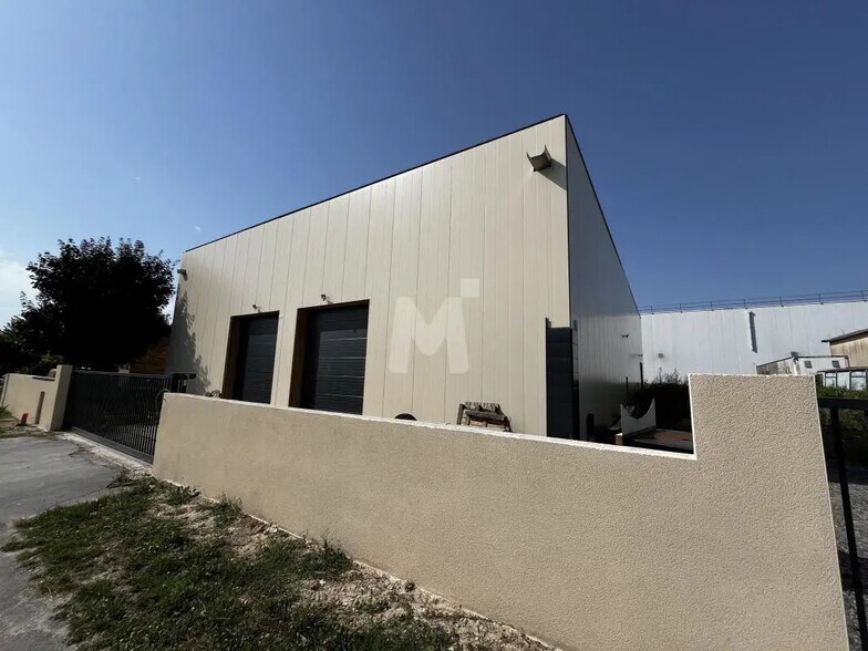 Flex in Le Plessis-Pâté for lease - Building Photo - Image 2 of 12