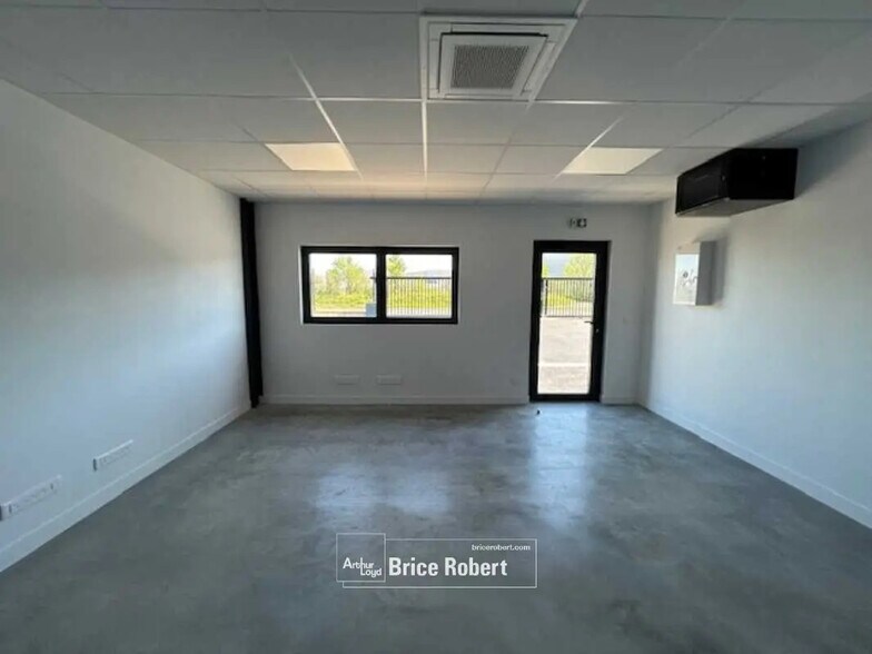 Office in Genas for lease - Building Photo - Image 3 of 5
