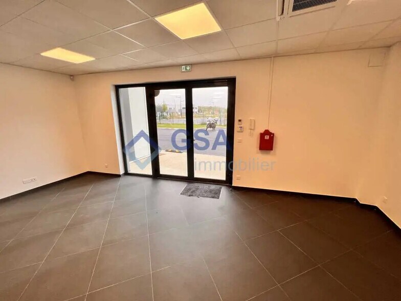 Office in Saint-Pierre-du-Perray for lease - Interior Photo - Image 3 of 10