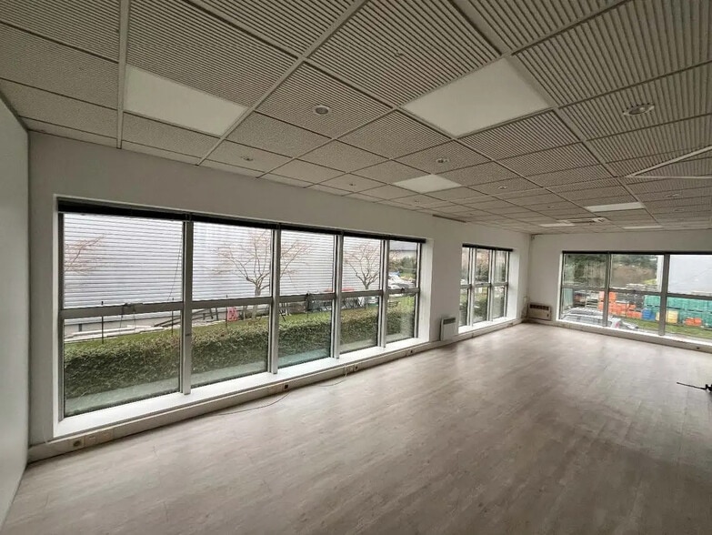 Office in Trappes for lease - Interior Photo - Image 1 of 7