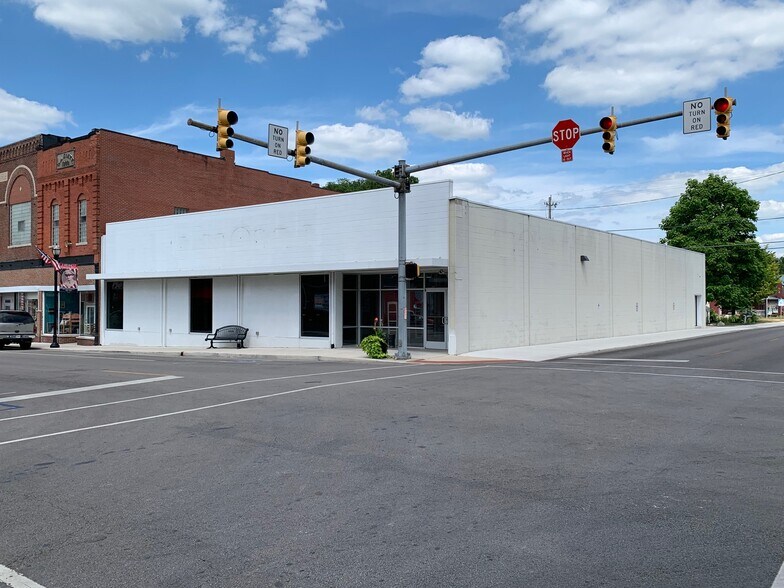 104 N Main St, Fairmount, IN for sale - Primary Photo - Image 1 of 1