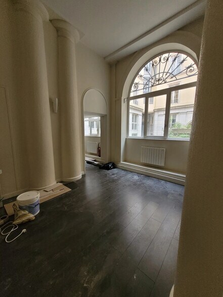 Office in Lyon for lease - Building Photo - Image 2 of 6