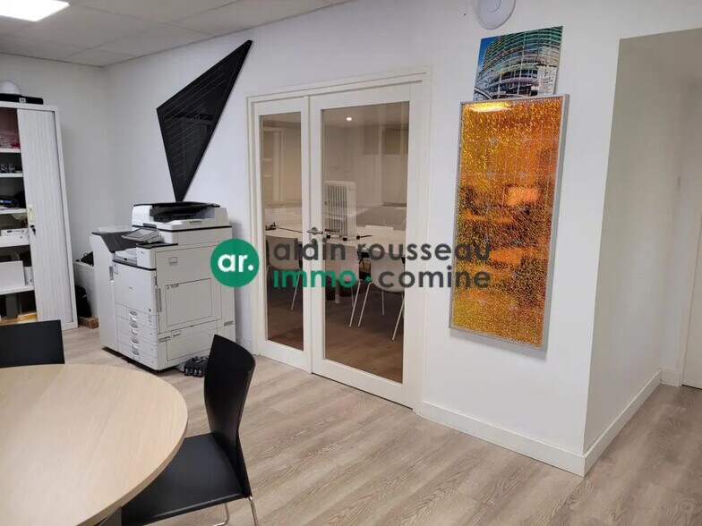 Flex in La Chapelle-sur-Erdre for lease - Interior Photo - Image 3 of 4