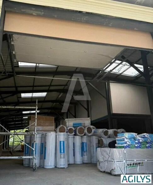 Flex in Morangis for lease - Interior Photo - Image 2 of 6