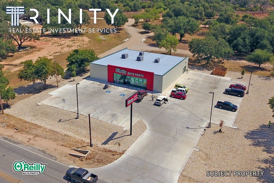 641 E Hondo Ave, Devine, TX for sale - Primary Photo - Image 1 of 1