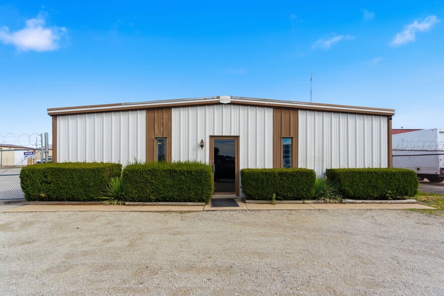 4611 Pinewood Rd, Louisville, KY for sale - Building Photo - Image 2 of 9