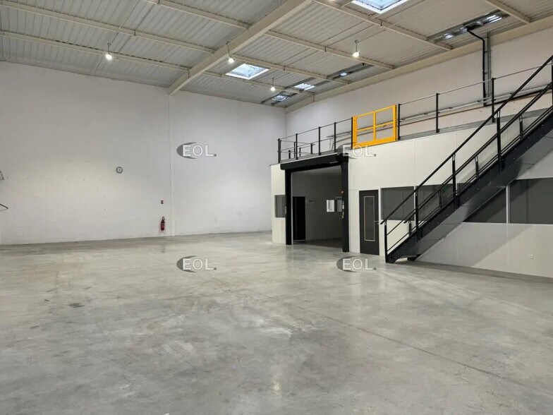 Flex in Villebon-sur-Yvette for lease - Interior Photo - Image 2 of 7