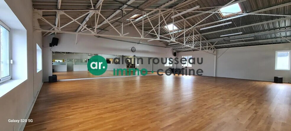 Flex in Angers for lease - Interior Photo - Image 2 of 2