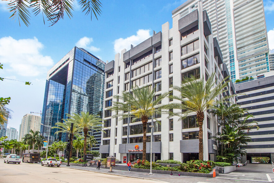 1110 Brickell Ave, Miami, FL for lease - Building Photo - Image 2 of 4