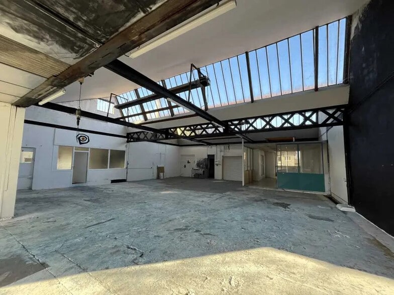 1033 Avenue Victor Hugo, Rillieux-la-Pape for lease - Interior Photo - Image 1 of 8