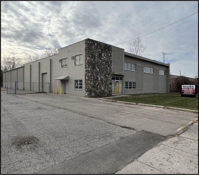 30625 8 Mile Rd, Livonia, MI 48152