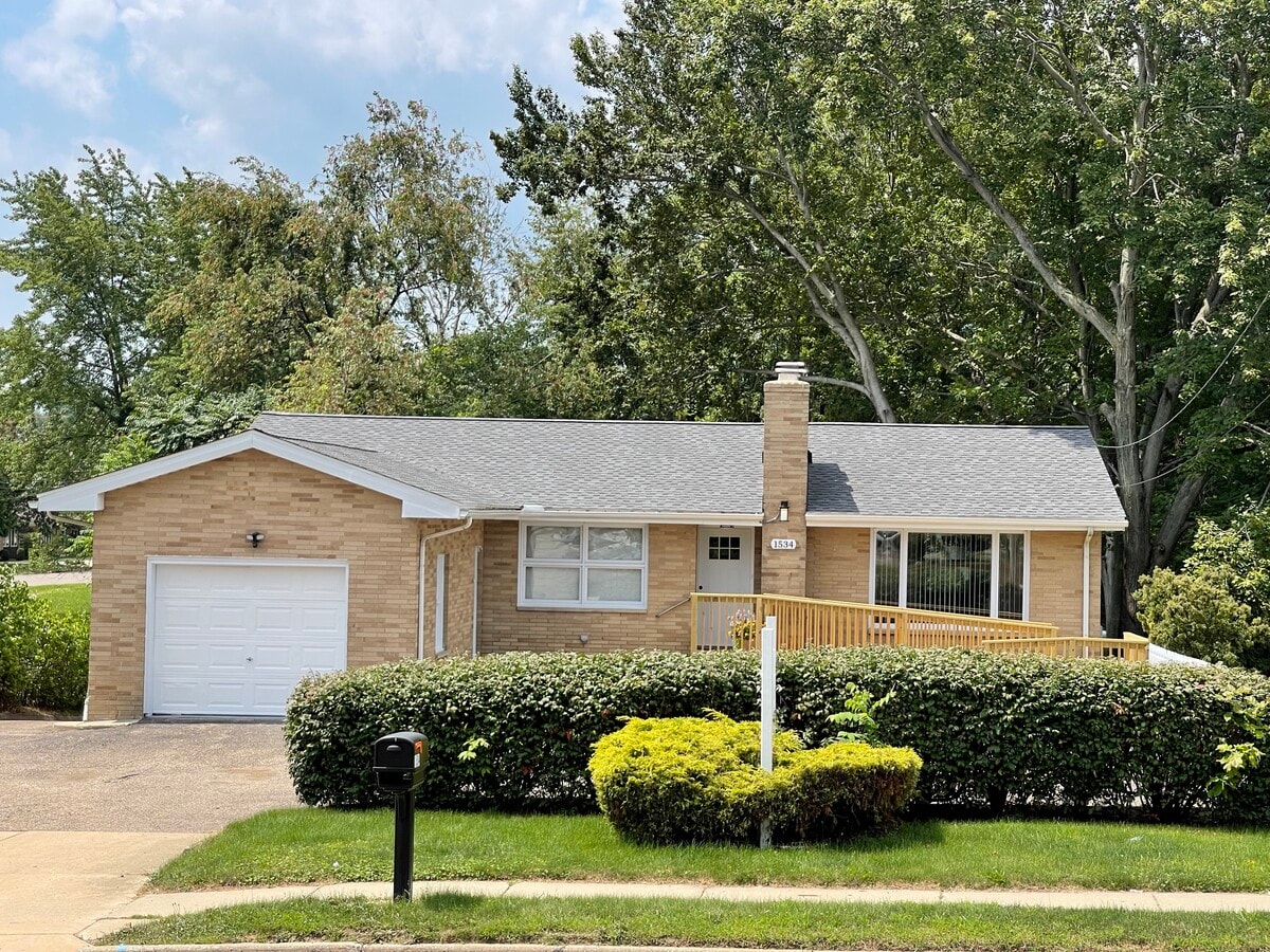 1534 Brittain Rd, Akron, OH 44310