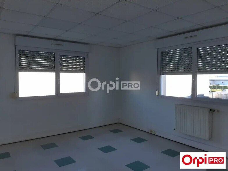 Office in Valence for lease - Interior Photo - Image 2 of 7