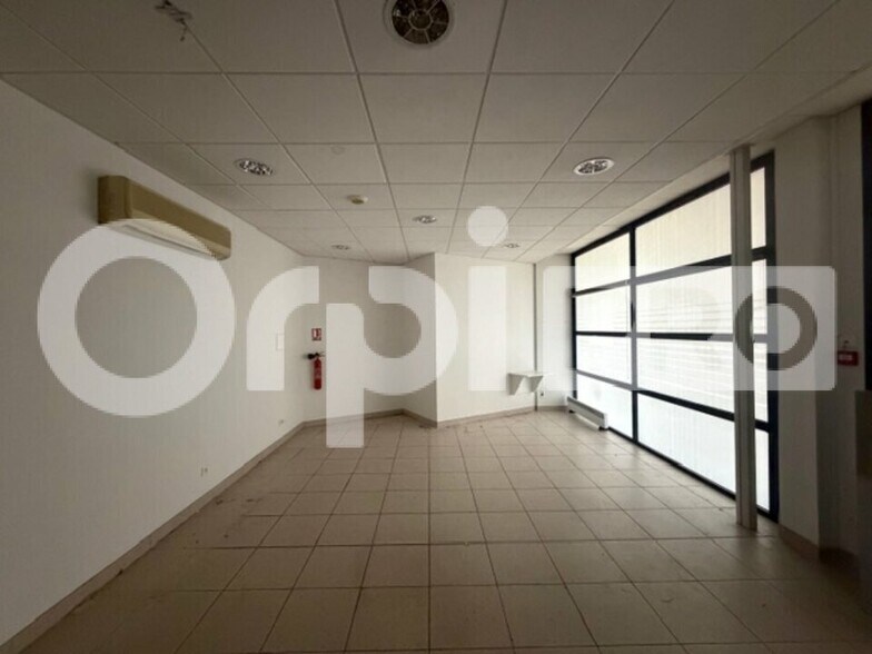Office in La Rochelle for lease - Interior Photo - Image 3 of 3