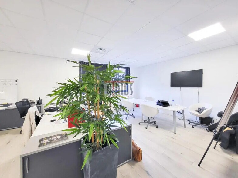 Office in Six-Fours-les-Plages for sale - Interior Photo - Image 2 of 11