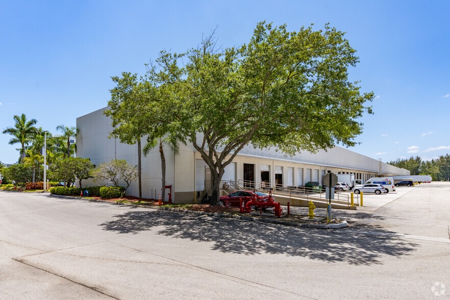 6701 NW 7th St, Miami, FL for lease - Building Photo - Image 2 of 11