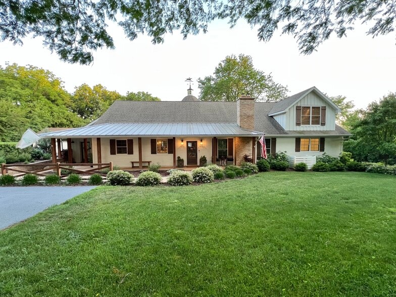 204 Country Commons Rd, Trout Valley, IL for sale - Building Photo - Image 1 of 1