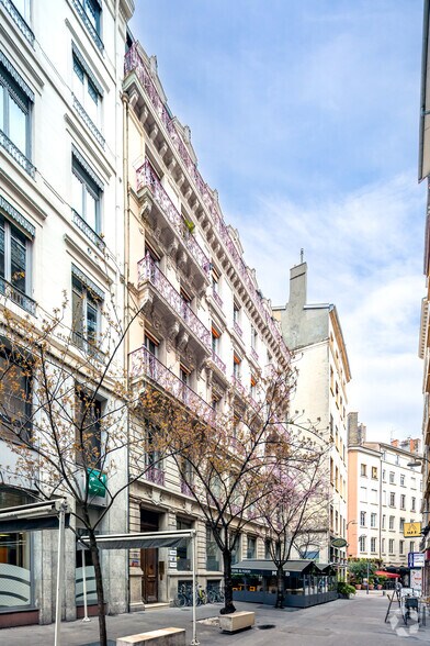 Office in Lyon for lease - Building Photo - Image 3 of 3