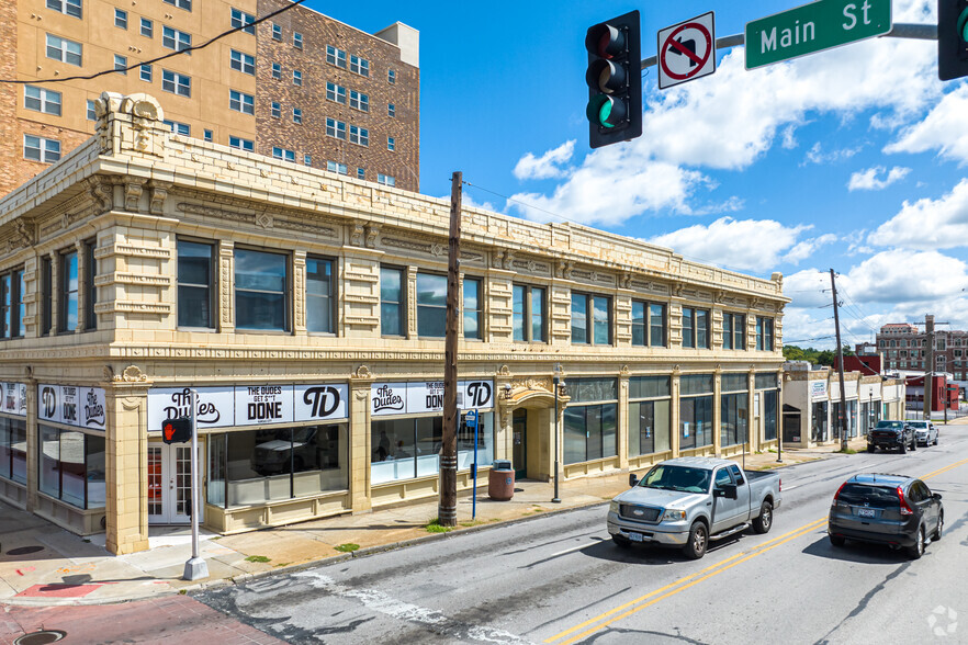 Hyde Park Building and Walnut Street portfolio of 2 properties for sale on LoopNet.com - Building Photo - Image 1 of 26