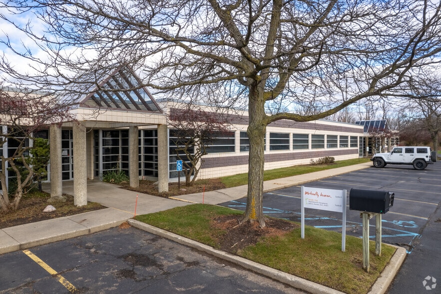 3230 Broadmoor Ave SE, Grand Rapids, MI for sale - Primary Photo - Image 1 of 6