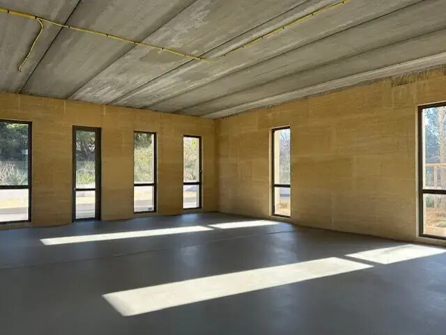 Office in Lançon-Provence for lease Interior Photo- Image 1 of 6
