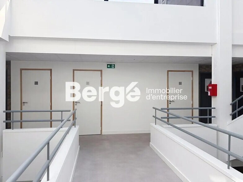 Office in Valbonne for lease - Interior Photo - Image 3 of 8