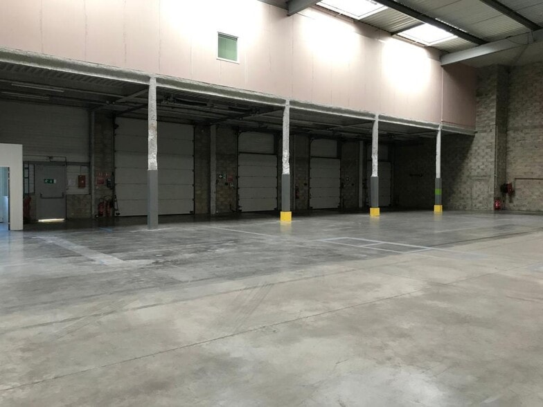 Industrial in Trappes for lease - Building Photo - Image 3 of 6