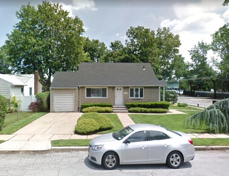 165 Manor St, Plainview, NY 11803