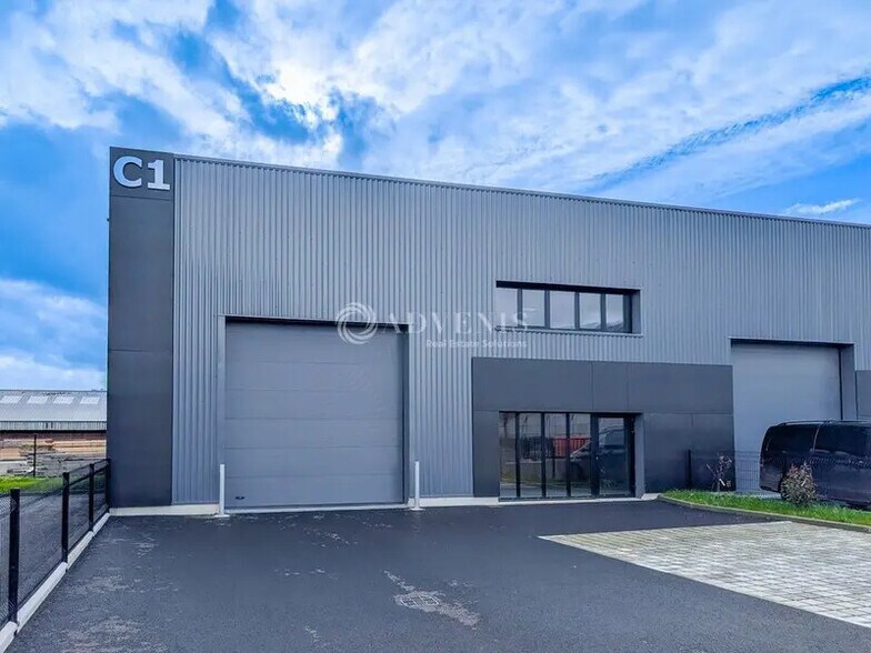 Flex in Miniac-Morvan for lease - Building Photo - Image 2 of 7