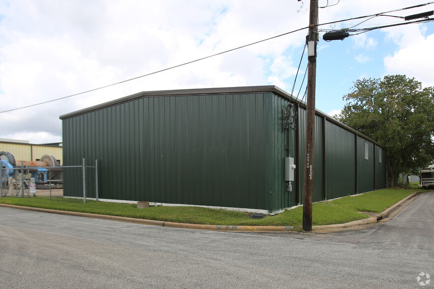 5733 Heffernan St, Houston, TX for lease - Building Photo - Image 2 of 2