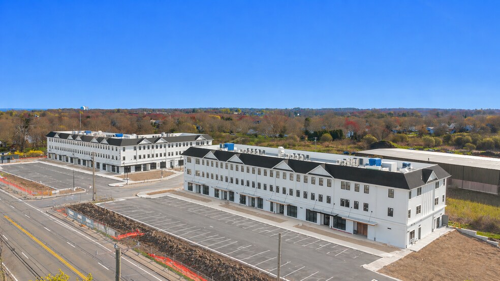 1747 W Main Rd, Middletown, RI for lease - Building Photo - Image 2 of 5